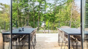 Un espace de restauration en plein air avec vue sur une forêt.