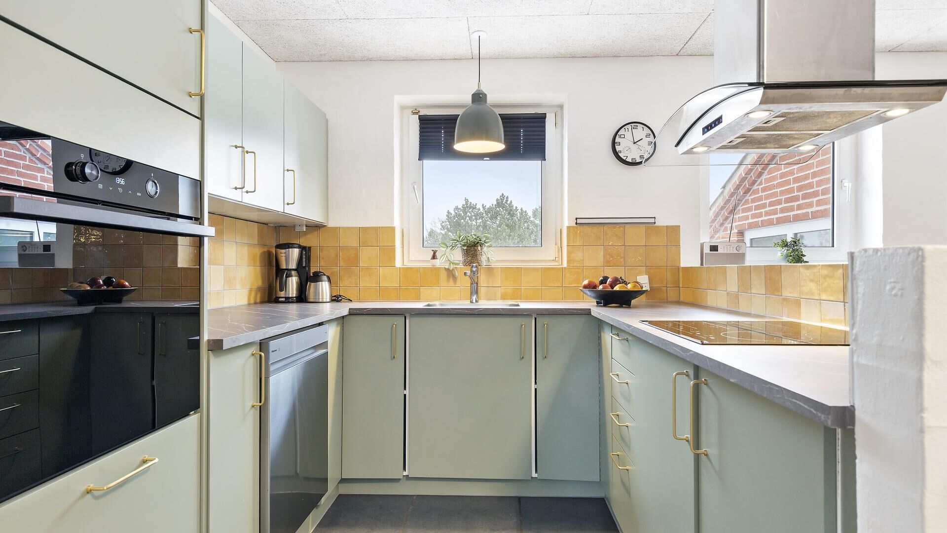 Réfrigérateur, four, plaque de cuisson, cafetière/bouilloire