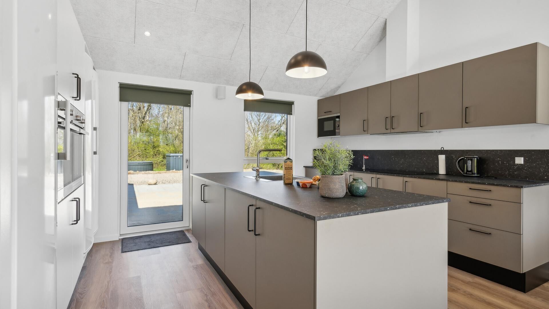 Geladeira, fogão, cooktop, cafeteira/chaleira