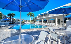 A heated pool - Full Gulf Views! 2BR/2BR 4th floor Condo Steps To SK Beach (Siesta Key)
