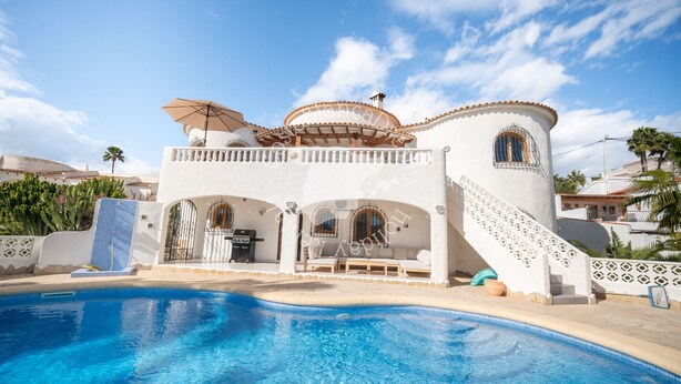 A white building with a pool, a covered patio, and a staircase leading to a balcony. - CostaBlancaDreams - Villa Vista in Calpe (Calpe)