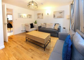 TV - Stylish Town House - Located close to Derby centre (Derby)