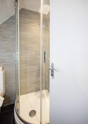 Een douche, een haardroger, handdoeken, shampoo