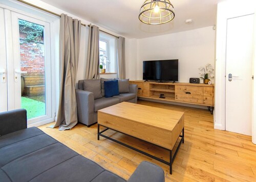 Stylish Town House - Located close to Derby centre