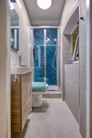 Een douche, een haardroger, handdoeken, zeep