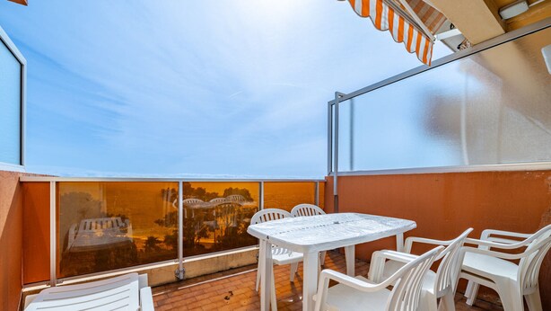 A rooftop terrace with a table and chairs, a view of a bridge, and a clear sky. - Apartment for 6, sea view terrace, Wi-Fi (Roquebrune-Cap-Martin)