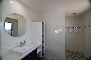 Shower, towels - Luxury & Comfort is key to a Beach Holiday (Woodgate)