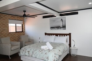 5 bedrooms, iron/ironing board, free WiFi, bed sheets - Luxury & Comfort is key to a Beach Holiday (Woodgate)