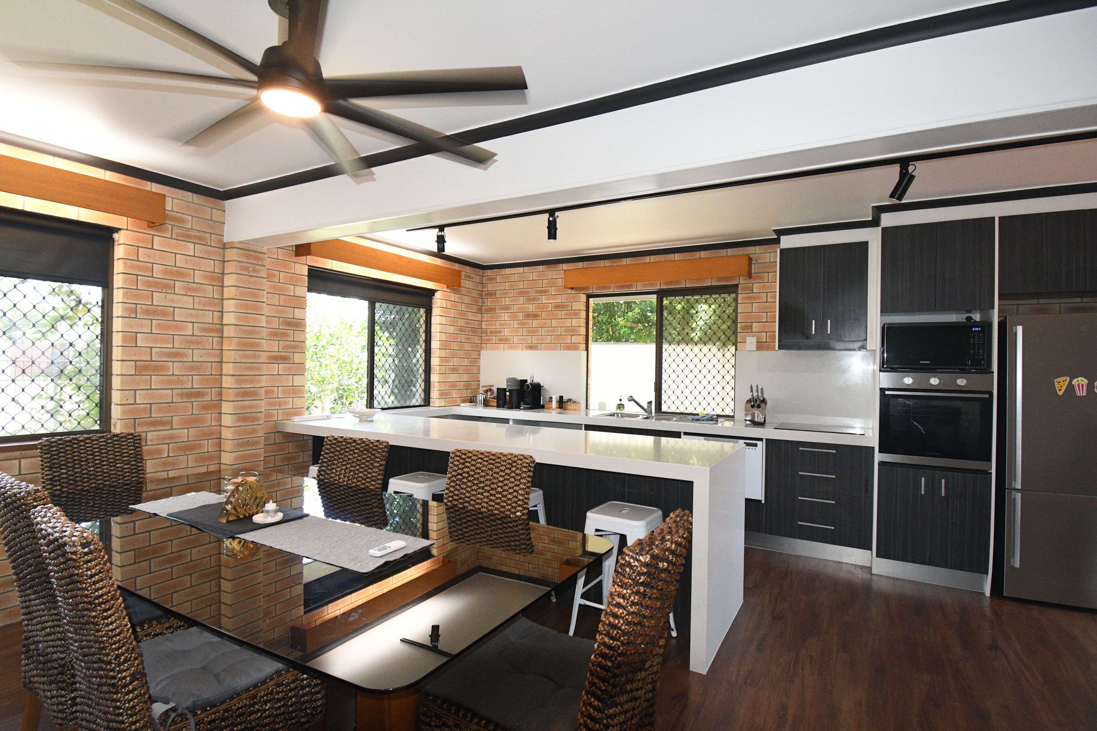 Kühlschrank, Mikrowelle, Ofen, Geschirrspüler