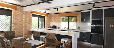 Réfrigérateur, micro-ondes, four, lave-vaisselle