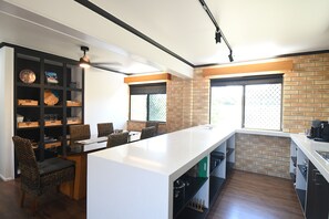 Refrigerador, microondas, horno y lavavajillas 