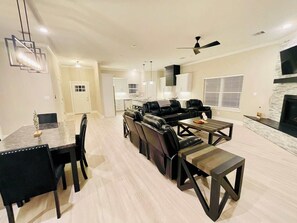 TV, fireplace, offices - Luxe Lakehouse-Kemah For 8 (Kemah)