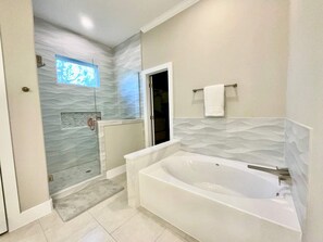 Douche, sèche-cheveux, serviettes fournies, shampoing