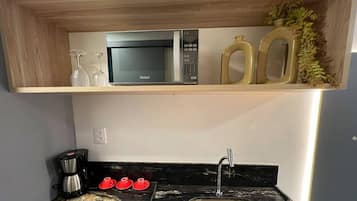 Studio Comfort | Dapur pribadi | Microwave dan peralatan masak/sendok-piring