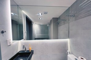 Appartement | Salle de bain | Serviettes fournies, papier de toilette