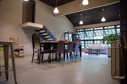 Casa Pet Friendly c 3 suítes, Lareira e Natureza