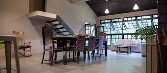 Casa Pet Friendly c 3 suítes, Lareira e Natureza
