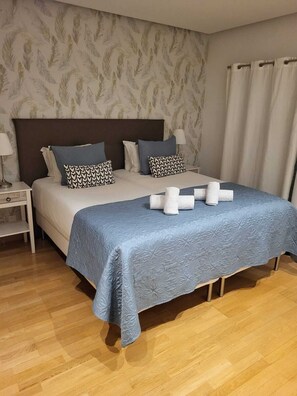 Tabla de planchar con plancha, wifi y ropa de cama 