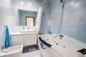 Shower, jetted bath, hair dryer, bidet - Garden Hill Haven - Old Town Albufeira - Sea View (Albufeira)