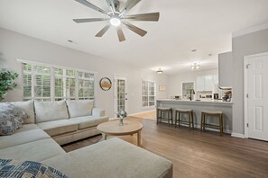 Living area - Six Rooms~FirePit~Balcony~Screend Patio~CoffeeBar (North Charleston)