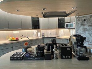 Fridge, microwave, oven, stovetop - Arctic Black House, Big Wooden Family House. (Rovaniemi)