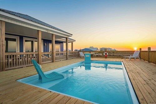 Family Friendly Sound Front + Across the Street from the Gulf, Pet OK