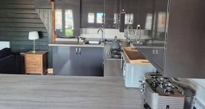 Cosy Cabin Close to Heathrow Airport, Windsor Castle, Legoland, Thorpe Park