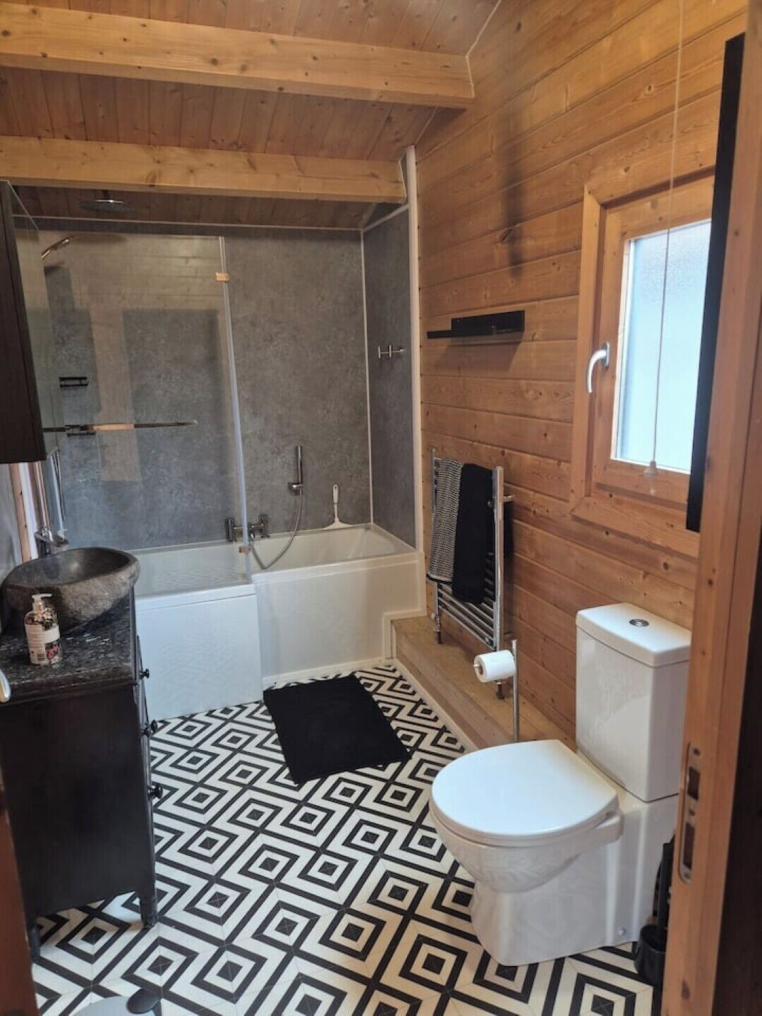 Haartrockner, Handtücher, Seife, Toilettenpapier