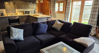 Cosy Chalet Close to Heathrow Airport, Windsor Castle, Legoland, Thorpe Park