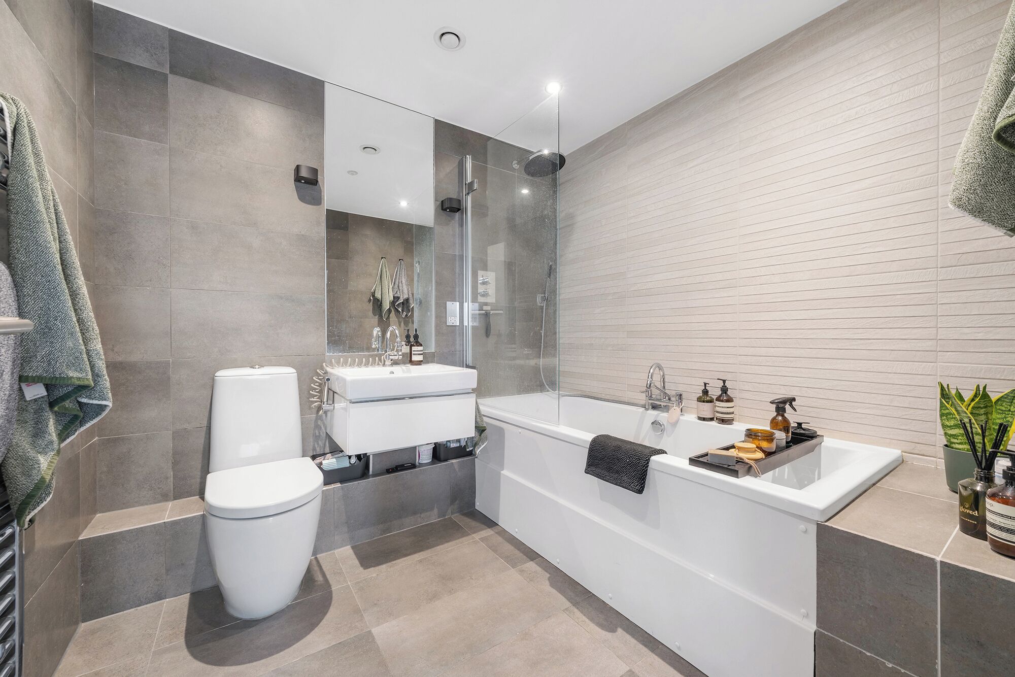 Een douche, een haardroger, handdoeken