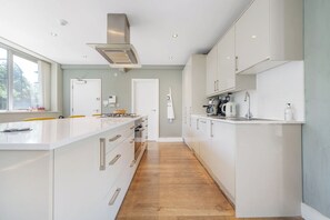 Fridge, microwave, oven, dishwasher - Spacious terraced 3 Bed Luxury Home in Brixton - Pass the Keys (London)