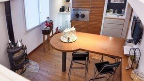 Jääkaappi, mikroaaltouuni, uuni, liesi