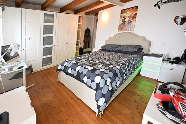 Escritorio, wifi y ropa de cama 