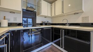 Fridge, microwave, oven, dishwasher - Central Brixton Apartment - Pass the Keys (London)