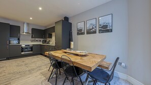 Fridge, microwave, oven, dishwasher - Relaxing 2-Bed Apartment near Tooting Bec & Balham - Pass the Keys (London)