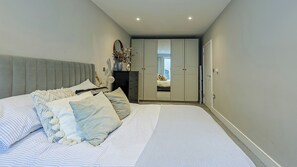 3 bedrooms, iron/ironing board, free WiFi, bed sheets - Relaxing 2-Bed Apartment near Tooting Bec & Balham - Pass the Keys (London)