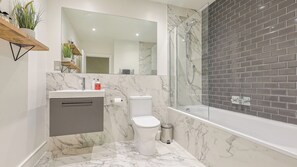 Shower, towels - Relaxing 2-Bed Apartment near Tooting Bec & Balham - Pass the Keys (London)