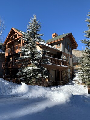 Exterior - Custom 4BR/4BA ski-in townhome, private hot tub at Copper Mountain, 184A (Copper Mountain)