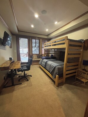 4 bedrooms, desk, iron/ironing board, free WiFi - Custom 4BR/4BA ski-in townhome, private hot tub at Copper Mountain, 184A (Copper Mountain)