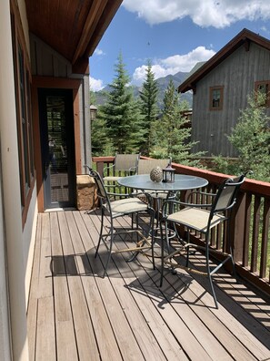 Outdoor dining - Custom 4BR/4BA ski-in townhome, private hot tub at Copper Mountain, 184A (Copper Mountain)