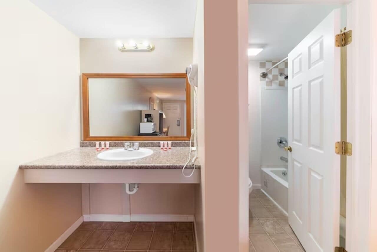 Group-friendly Room | 4 Minutes To Seneca Museum Of Waterways | Free Parking - Seneca Falls, NY