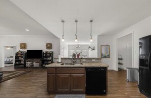 Interior - Spacious 5-bedroom Near Texas A&M (College Station)