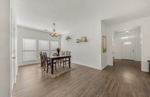 Dining - Spacious 5-bedroom Near Texas A&M (College Station)