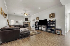 Interior - Spacious 5-bedroom Near Texas A&M (College Station)