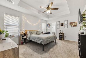 Iron/ironing board, WiFi, bed sheets - Spacious 5-bedroom Near Texas A&M (College Station)