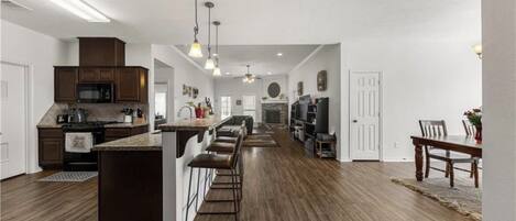 Mikrowelle, Ofen, Herdplatte, Geschirrspüler