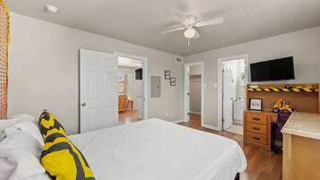 Tabla de planchar con plancha y ropa de cama