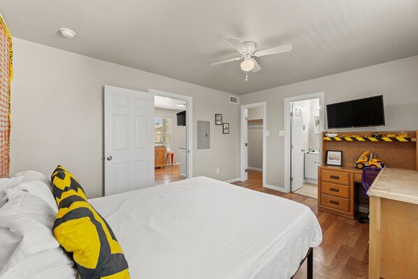 Strykjärn/strykbräda och sängkläder