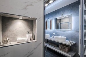 Hair dryer, bidet, towels, soap - Loggia Rialto Apartments - Ponte di Legno (Venezia)