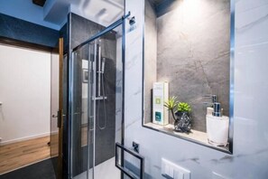 Hair dryer, bidet, towels, soap - Loggia Rialto Apartments - Ponte di Legno (Venezia)